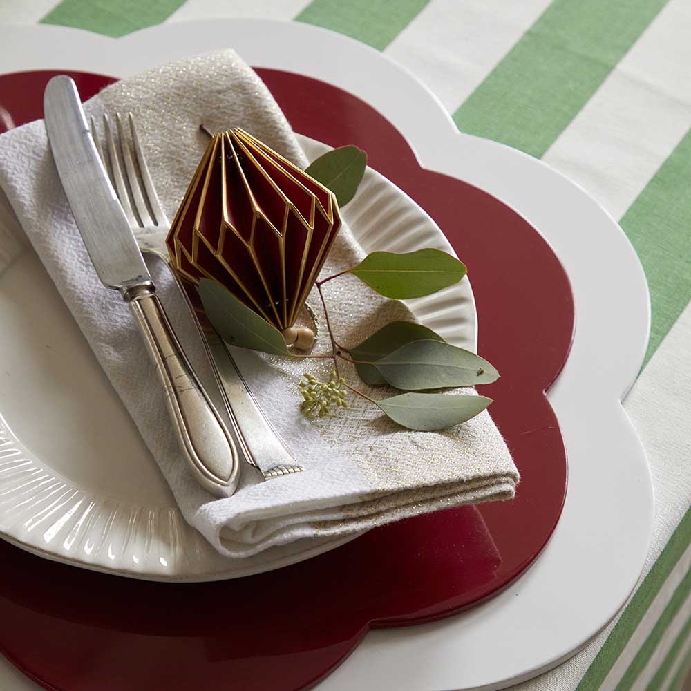 White Large Scallop Lacquer Placemats – Set of 4
